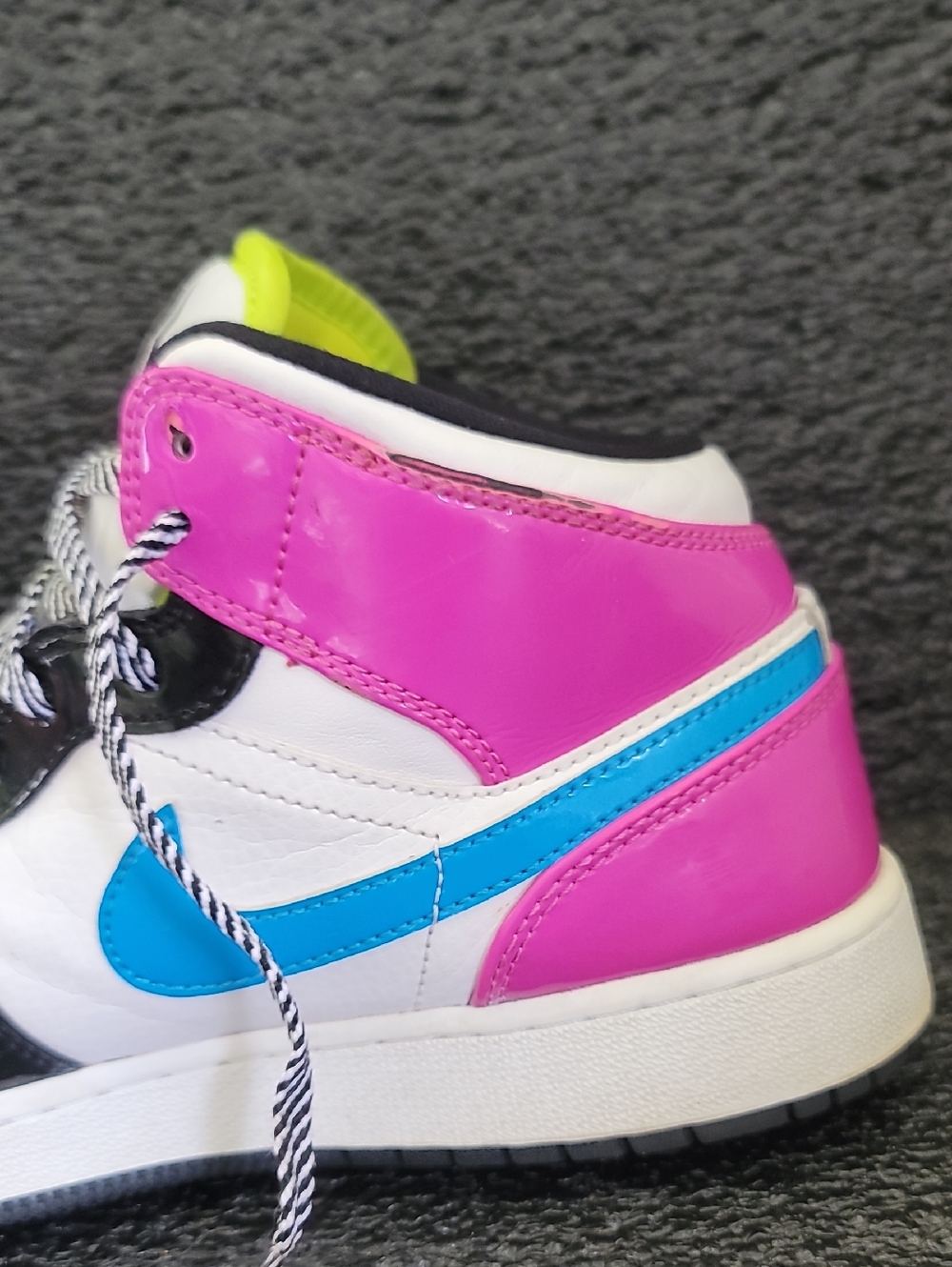 Nike Air Jordan 1 Mid (special edition) "Cyber Active Vibrant Pink" Wmns 8 - Picture 16 of 16